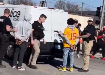 캔자스 퍼레이드 총기난사… “선수단은 안전”