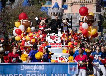 슈퍼볼 2년 연속 MVP 마홈스, 누굴 가장 먼저 만났을까