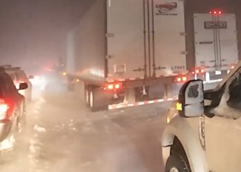 북가주 강력한 눈폭풍, 10피트 폭설…차량 수백대 도로 갇혀(영상)