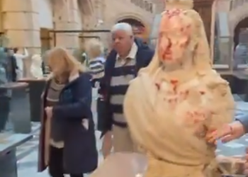 환경운동 테러 또…영국여왕 조각상도 당해(영상)