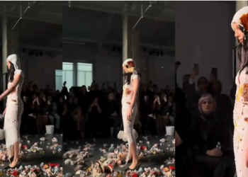 모델에게 쓰레기 세례…패션쇼서 무슨 일?