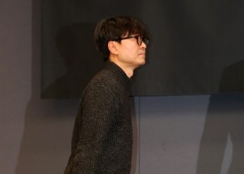 장항준 감독, 검찰 참고인 조사…’드라마제작사 고가인수 의혹’