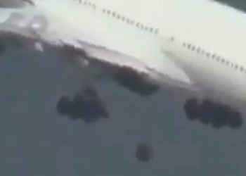 (2보) 249명 탄 여객기, 이륙 후 바퀴 떨어져…LA 비상착륙(영상)