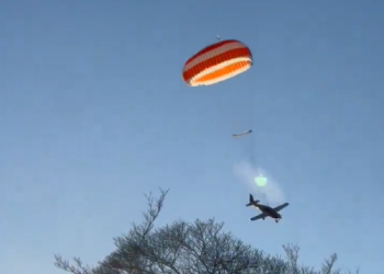 낙하산에 ‘대롱대롱’…경비행기 낙하산 착륙(영상)
