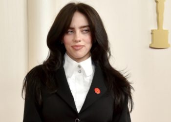 침묵하던 할리웃, 오스카서 ‘빨간배지’로 목소리 높여