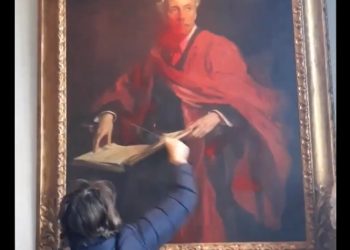 스프레이 뿌리고 칼질…영국 정치인 초상화 훼손(영상)