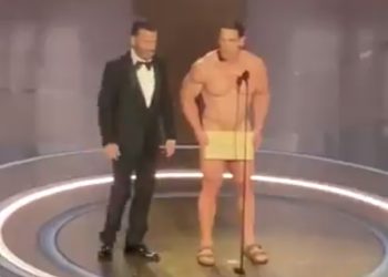 주요부위만 가리고 알몸으로 시상식 오른 배우…왜?(영상)