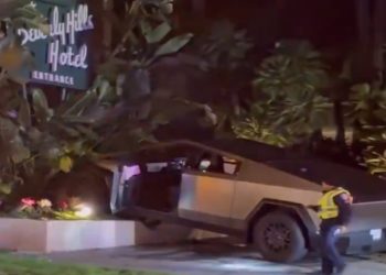 사이버트럭 망신, 베벌리힐스 호텔사고..에어백 안터져(영상)