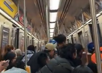 지하철 자리다툼 총격비화…승객들 공포(영상)