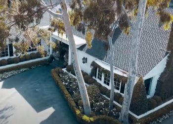 LA 700만달러 저택 전소…모델 델러바인 소유(영상)