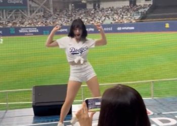 서울시리즈, 다저스 치어리더팀 등장(영상)