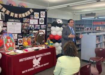 놀웍 라미라다 교육구  허친슨 중학교 한국어반 개설