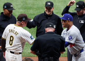 한국서 최초로 열린 MLB 경기 어땟나…박찬호 시구