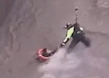 로렐 캐년서 급류 휩쓸린 LA 여성, 극적 구조(영상)