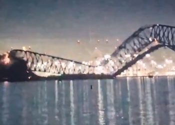 (속보) 볼티모어 항만 교량 붕괴, 차량 10여대 추락..대형선박 교각과 충돌, 화재(영상)