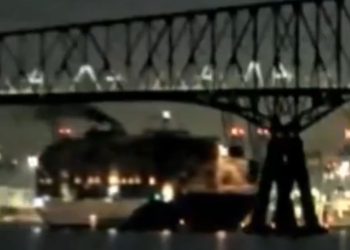 (3보)다리 붕괴 화물선 전력 때문…실종 8명 중 2명 구조, 신속 진입통제 피해 줄여(영상)