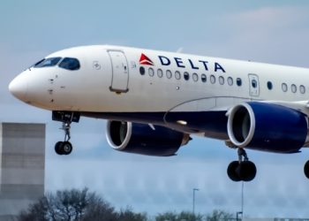 273명 탄 델타 A330, 이륙중 엔진패널 뜯겨…솔트레이크 회항