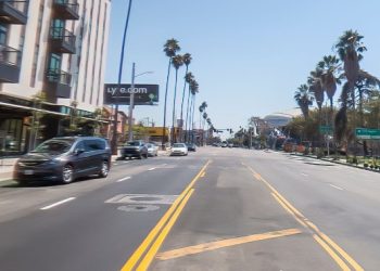 심야 USC 인근 지나던 여성, 거리 한복판 출산…산모,아이 건강