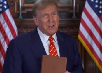 재판 비용 쪼들리는 트럼프, 60달러 성경책 장사(영상)