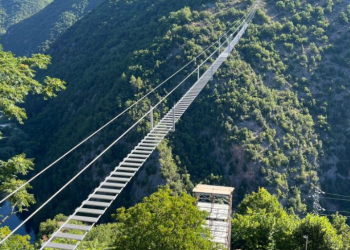한 발만 헛디뎌도…유럽 최고 높이 아찔한 구름다리 개통(영상)