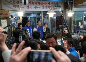 ‘부끄러운 놈’ 시민욕설에…이재명 “세상엔 별 사람 다 있어”