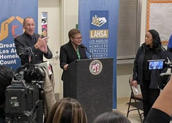 LA시, 노숙자 RV차량 강제 견인한다