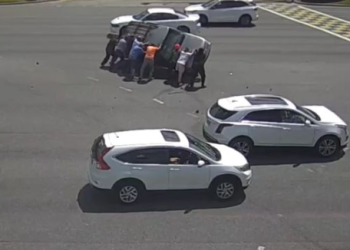 뒤집힌 차 힘 모아 세워…운전자 구한 시민들(영상)