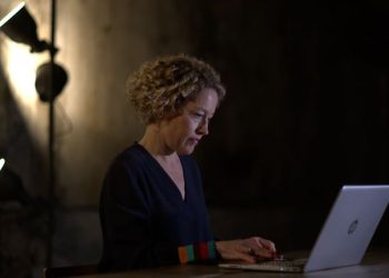 “전 세계 유명인 4000명 딥페이크 음란물 피해”