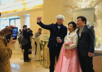 “대한민국 연예인 다 왔네”…혜은이 딸 결혼식, 어땠길래