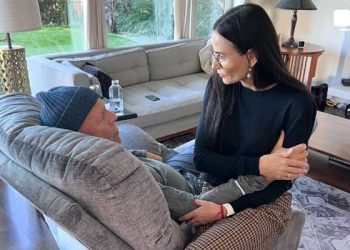 [화제]’치매투병’ 전 남편 간호하는 데미무어”사랑해”