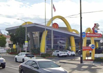 한인마켓 옆 맥도날드서 난동부리던 남성사망