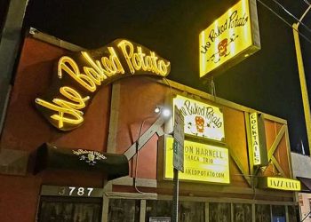 “사라질 뻔” LA재즈명소 ‘베이크 포테이토’, 소방관들이 살려내