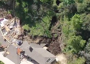 셔먼옥스 서 새벽 돌발 산사태 발생…주택 무너져