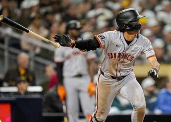 김하성 수비 뚫은 이정후, 멀티히트에 2게임 연속 안타