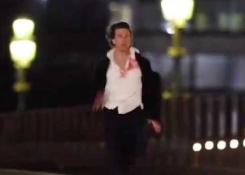 톰 크루즈, 피 흘리며 전력질주…런던 거리서 포착돼