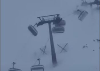 “추락하겠어” 돌풍에 스키장 리프트 흔들흔들(영상)