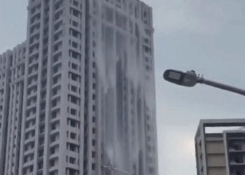 지진의 위력…고층빌딩에 거대폭포 흘러내려(영상)