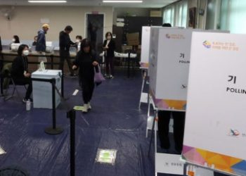 총선 사전투표 첫날 691만명 … 투표율 15.61%