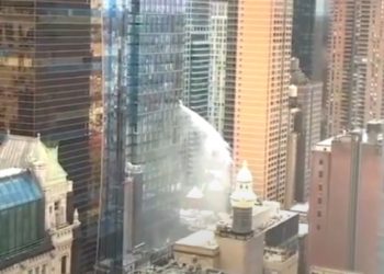 뉴욕 도심 난데없는 폭포…고층 건물서 물벼락(영상)