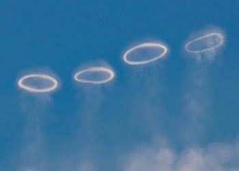 에트나 화산 위에 뜬 ‘도넛’ 구름  화제(영상)