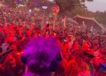 개기일식 관측 인파 운집, 페스티벌도 … 호텔 예약 동나(영상)