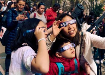 개기일식 경로 찾아 삼만리…”내가 본 최고의 장관”