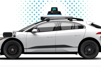 자율주행 로보택시 LA서 첫 유료 운행 시작…대기자 5만명