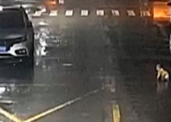 [이런일도] 열린 문으로…밤거리 홀로 기어 다닌 아기