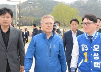 문재인 탓하는 개딸들 “문재인 유세 역풍, PK 의석 줄었다”