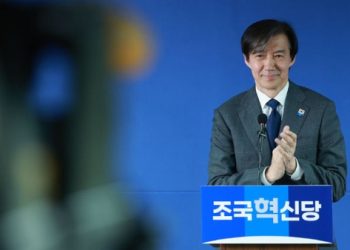 FT “조국, 차기 대선 후보로 거론…이재명 꺾어야”