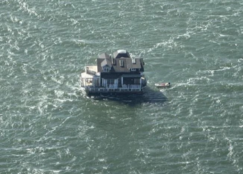 캘리포니아 바다 한가운데 2층 주택…무슨 사연?