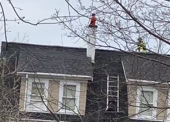 [이런일도]굴뚝에 몸 낀 10살 소년 구조(영상)