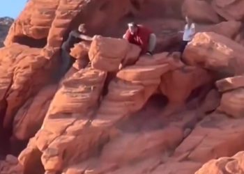 수백만 년 된 바위 훼손…남성 2명 공개 수배(영상)