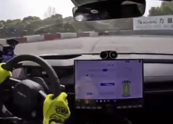 대륙의 포르쉐라더니…샤오미 전기차 핸들먹통(영상)